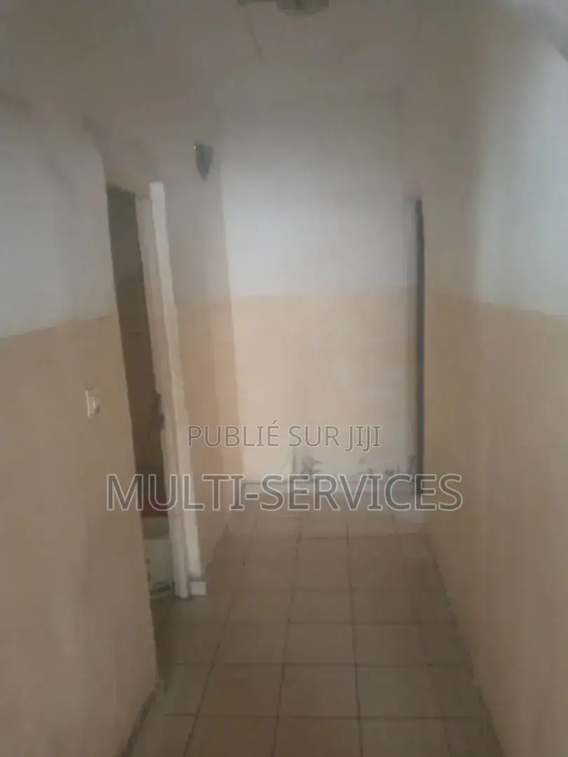 Meublé 6chbre Chambre et salon dans Hôtel En Location, Ngoyo à Vendre