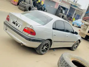 Toyota Avensis 1.8 1998 Gris