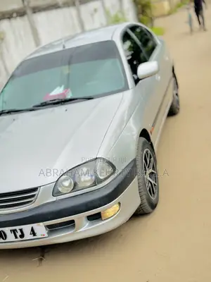 Toyota Avensis 1.8 1998 Gris