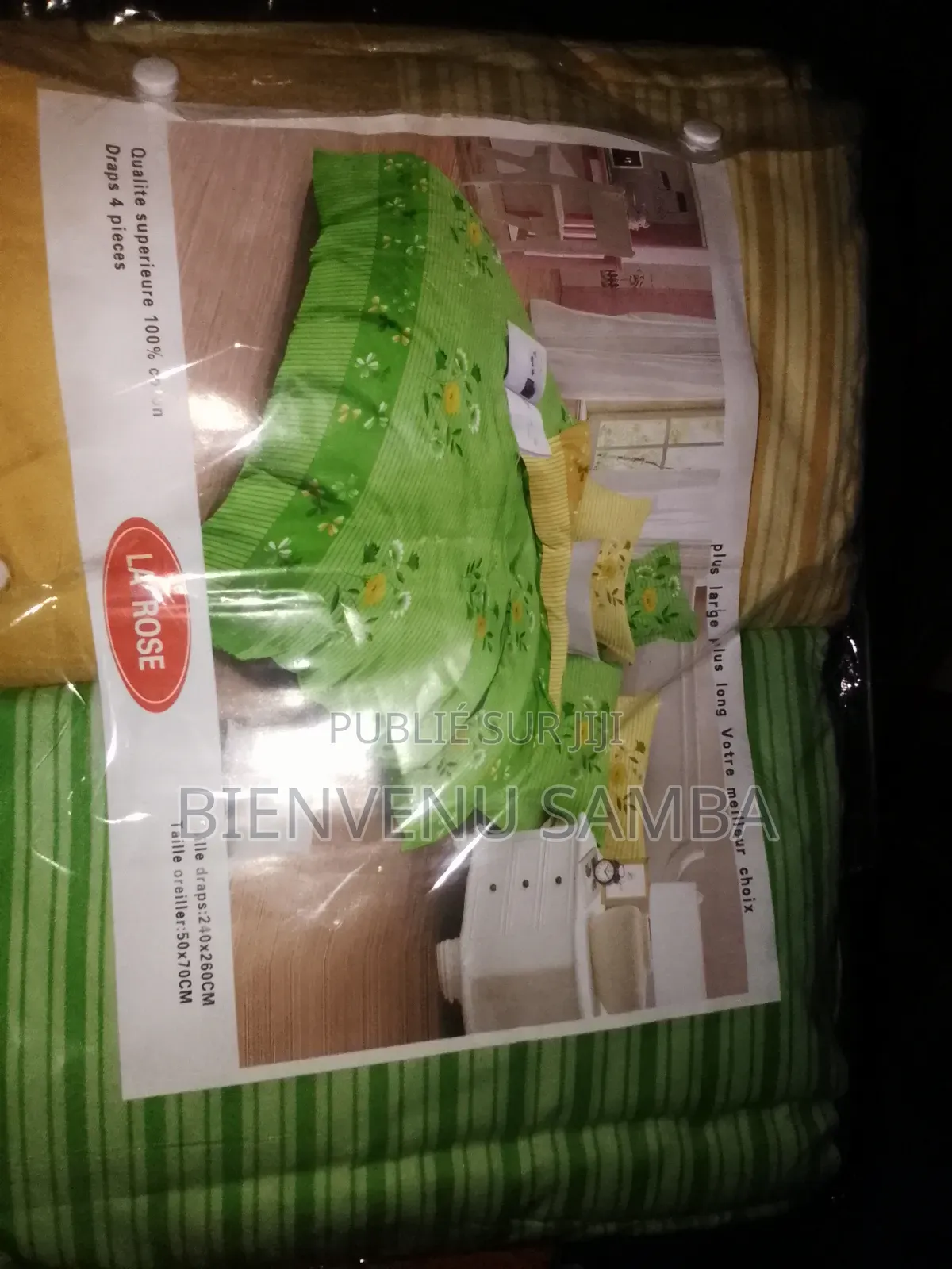 Vente De Cette Accessoires. Il Ya Deux Drap Et Deux Oreiller. Bon Prix