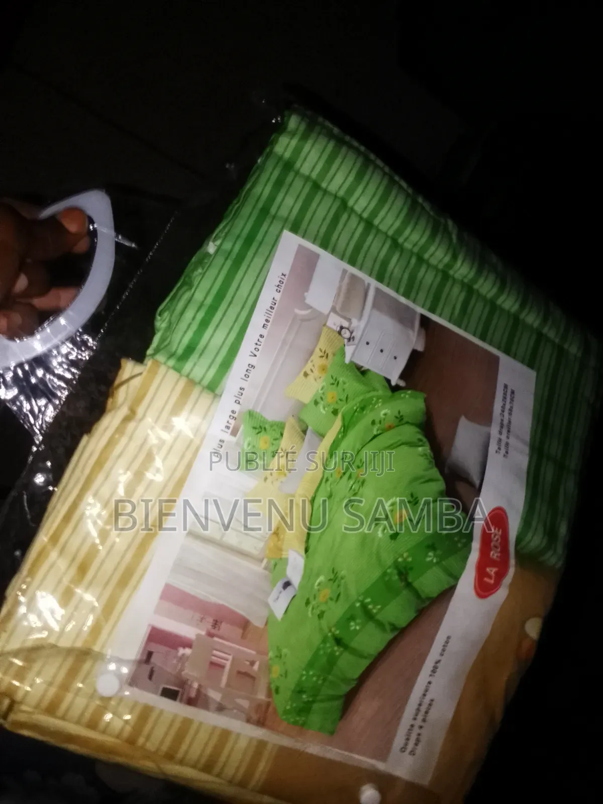 Vente De Cette Accessoires. Il Ya Deux Drap Et Deux Oreiller. Bon Prix