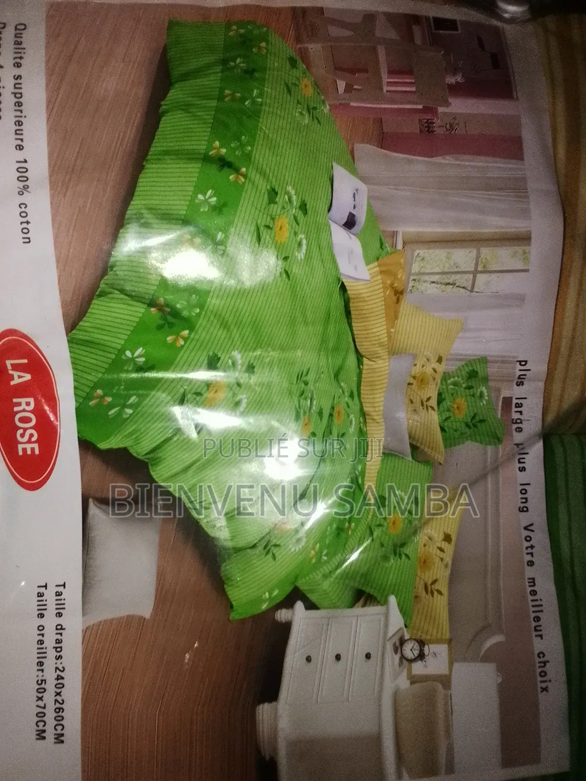 Vente De Cette Accessoires. Il Ya Deux Drap Et Deux Oreiller. Bon Prix