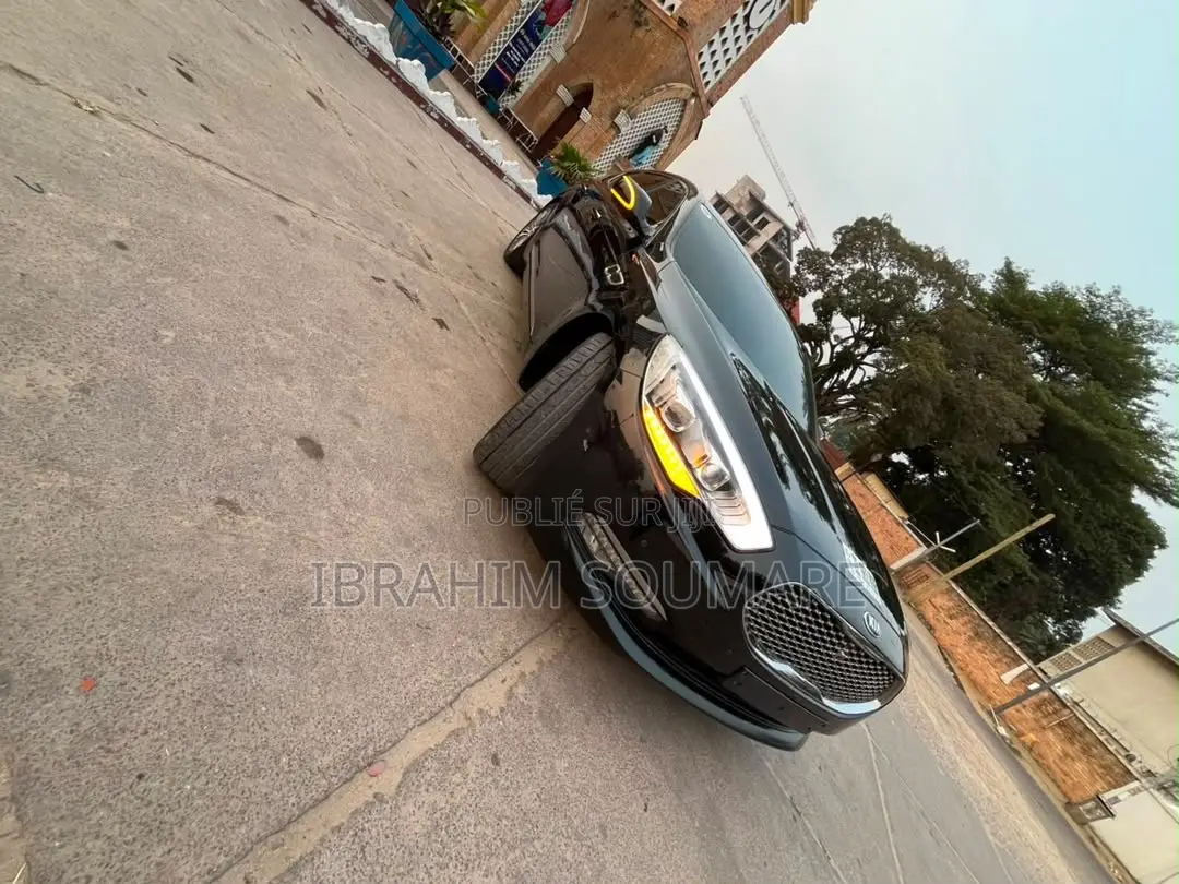 Kia K3000 2015 Noir
