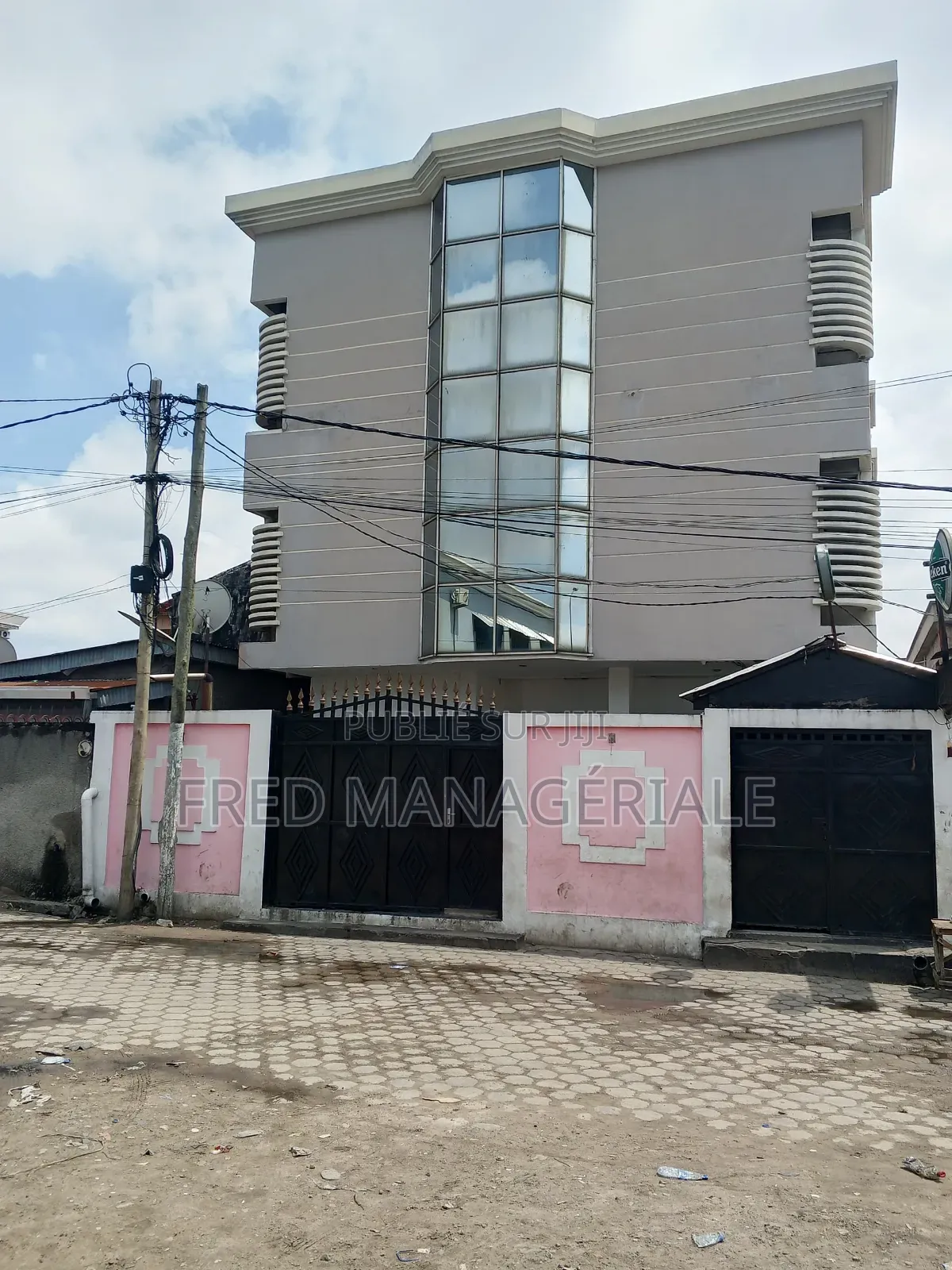 Meublé 14chbre Duplex dans Ouenzé à Vendre
