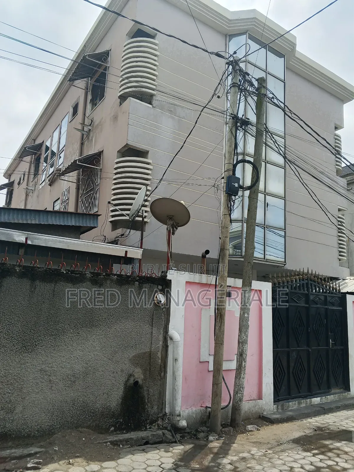 Meublé 14chbre Duplex dans Ouenzé à Vendre