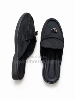 Pair De Sabot, Dispo en Trois Couleur Prix 8000 Fr. Très Bonne Qualité