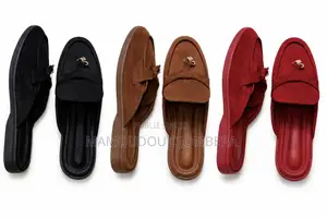 Pair De Sabot, Dispo en Trois Couleur Prix 8000 Fr. Très Bonne Qualité