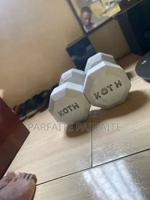 2 Haltères De 10kg Disponible À 10000fcfa Seulement.