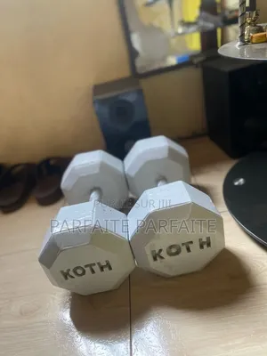 2 Haltères De 10kg Disponible À 10000fcfa Seulement.