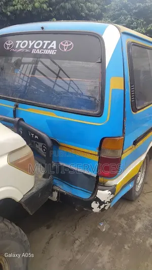 Toyota HiAce 2000 Bleu