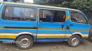 Toyota HiAce 2000 Bleu
