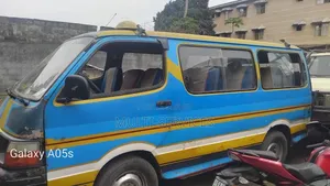 Toyota HiAce 2000 Bleu
