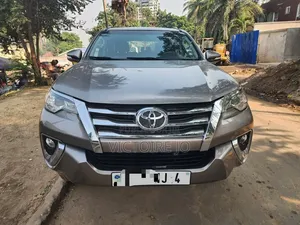 Toyota Fortuner 2018 Gris