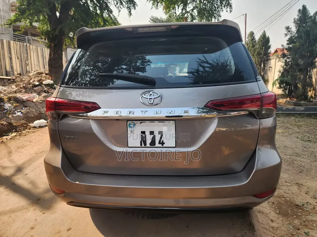 Toyota Fortuner 2018 Gris