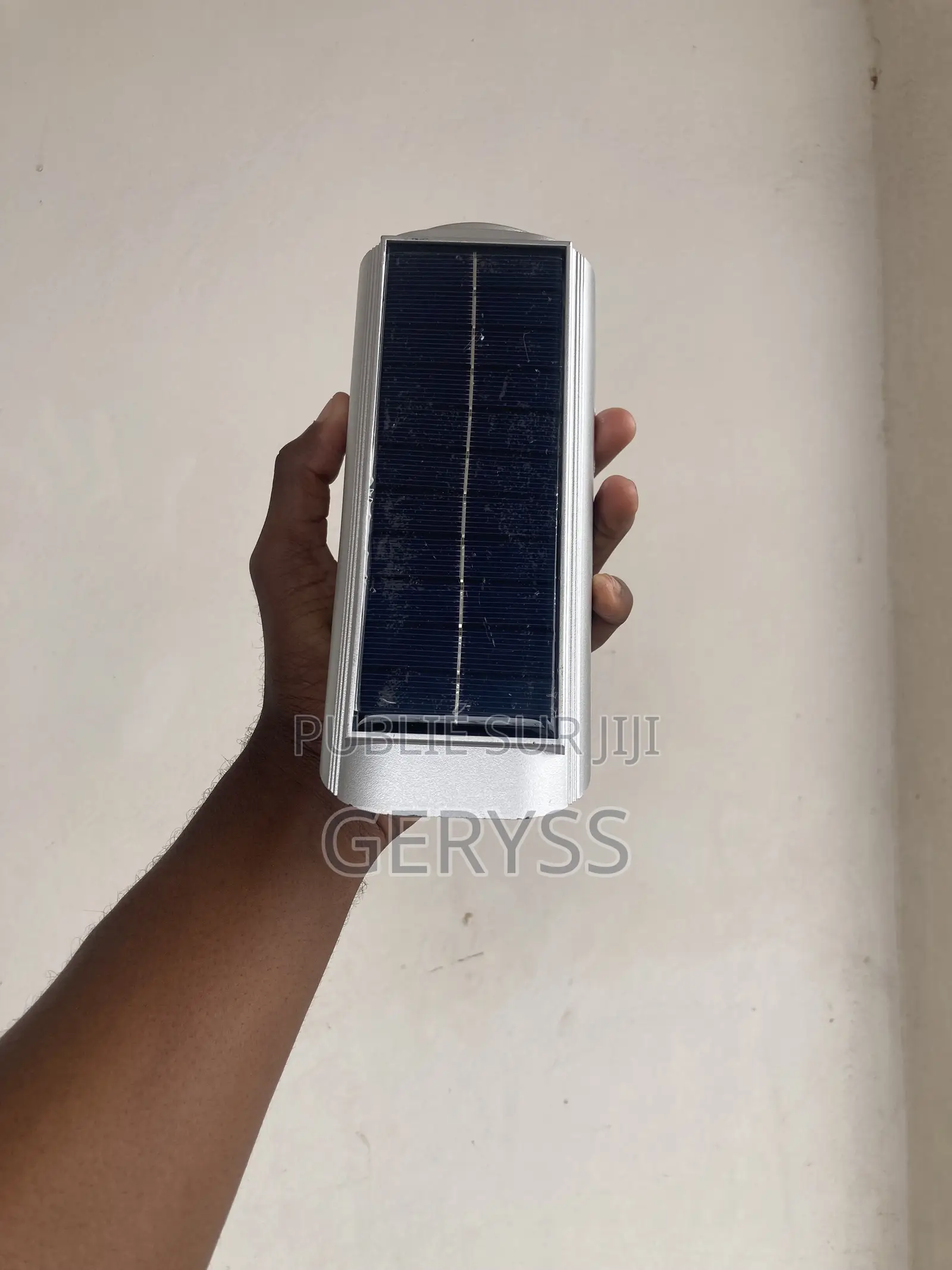 Projecteur Solaire LED Avec Détecteur De Mouvement - Effet Caméra