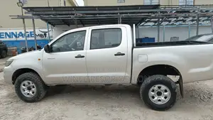 Toyota Hilux SR 4x4 2013 Gris