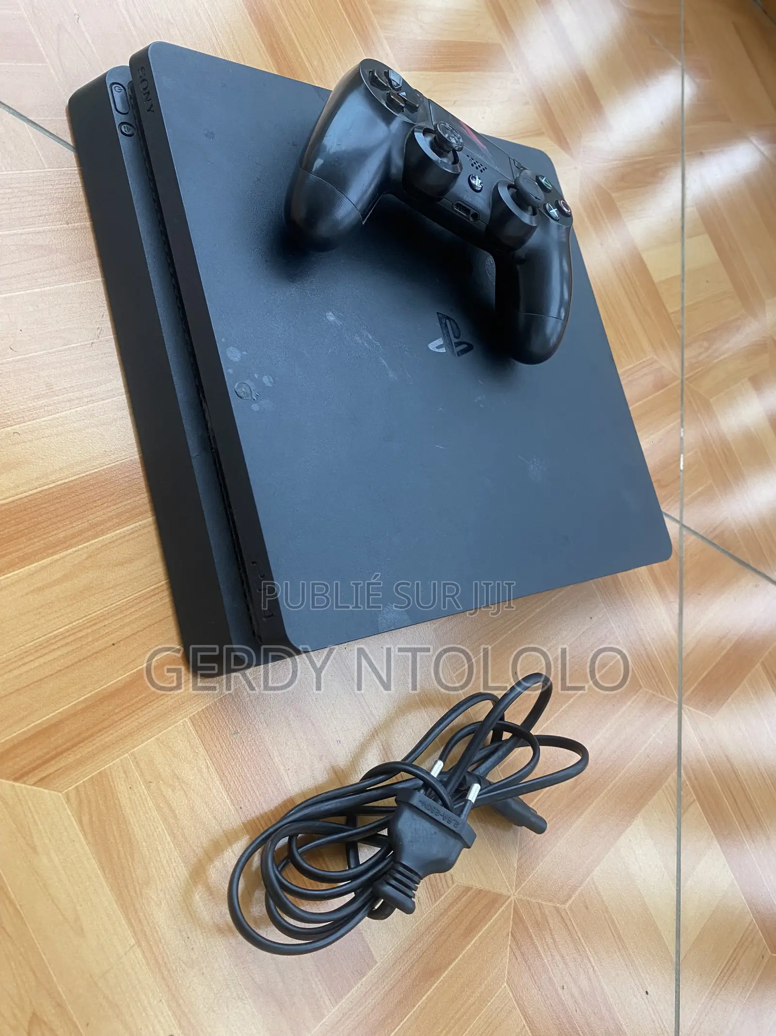 PlayStation Slim 4 Craqué