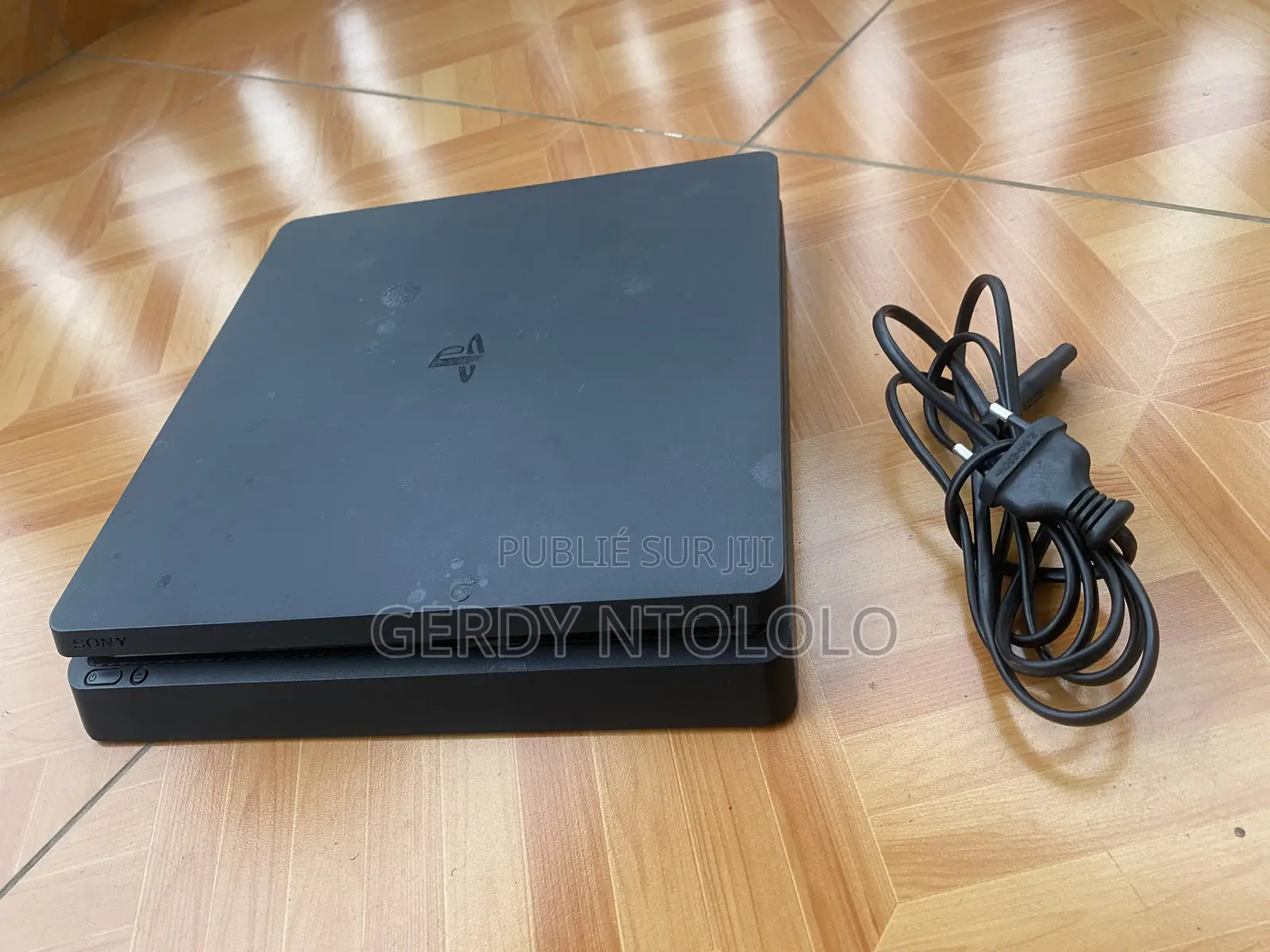 PlayStation Slim 4 Craqué