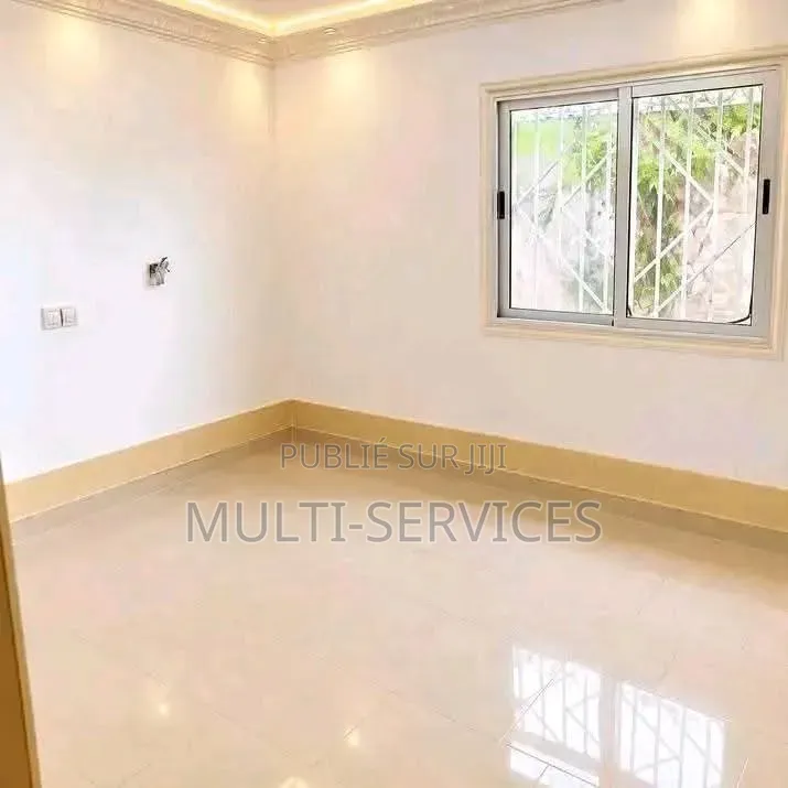 2chbre Appartement dans Multiverservices, Ngoyo à Vendre
