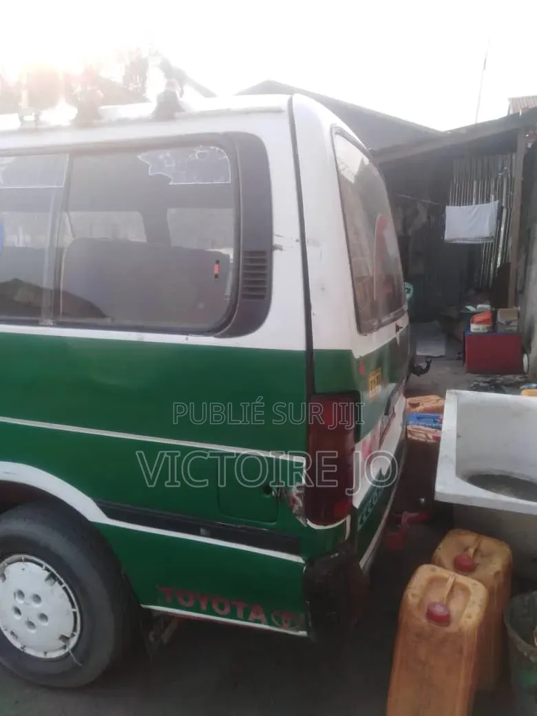 Toyota HiAce 2014 Vert