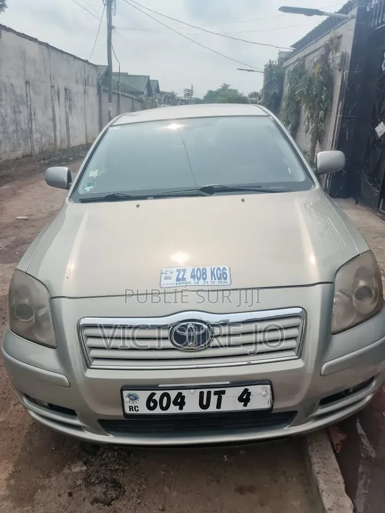 Toyota Avensis 2017 Gris
