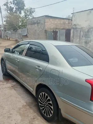 Toyota Avensis 2017 Gris