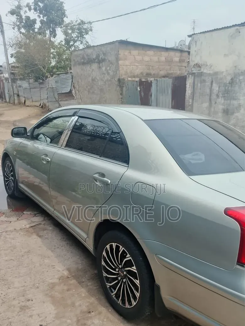 Toyota Avensis 2017 Gris