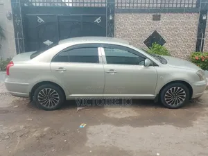 Toyota Avensis 2017 Gris