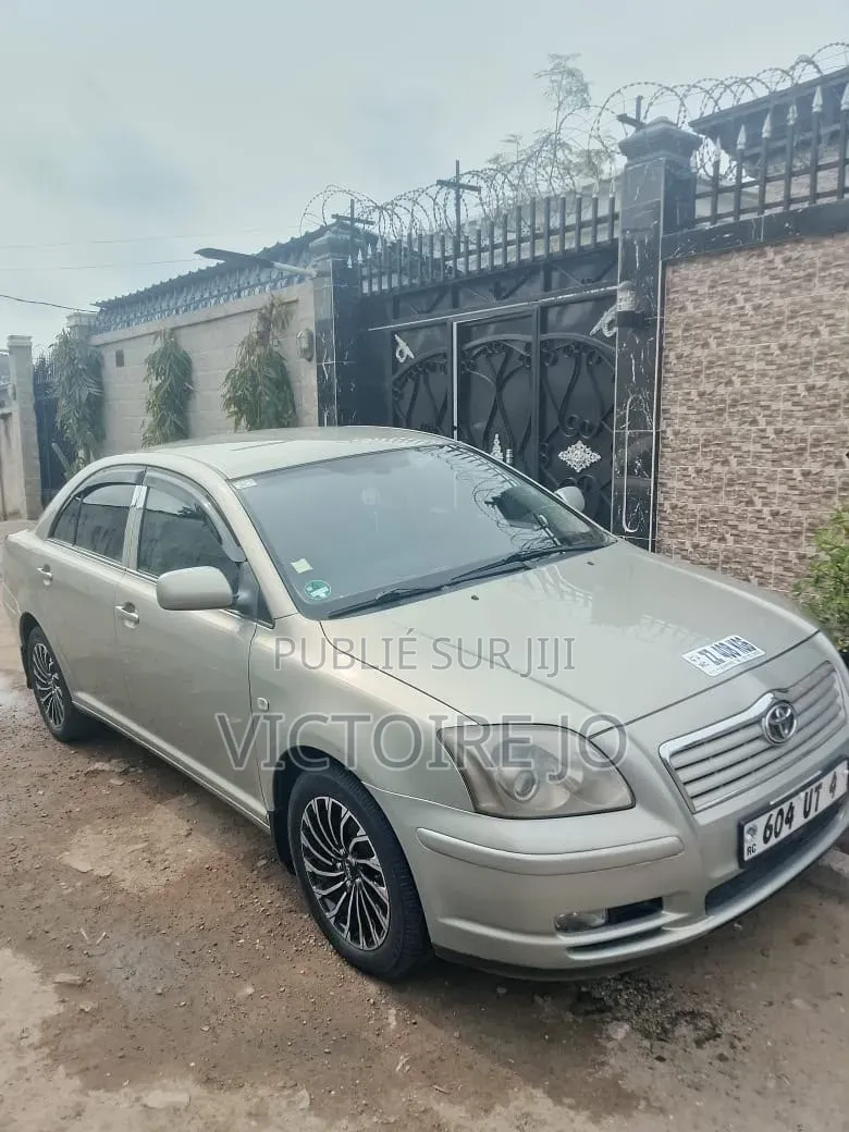 Toyota Avensis 2017 Gris