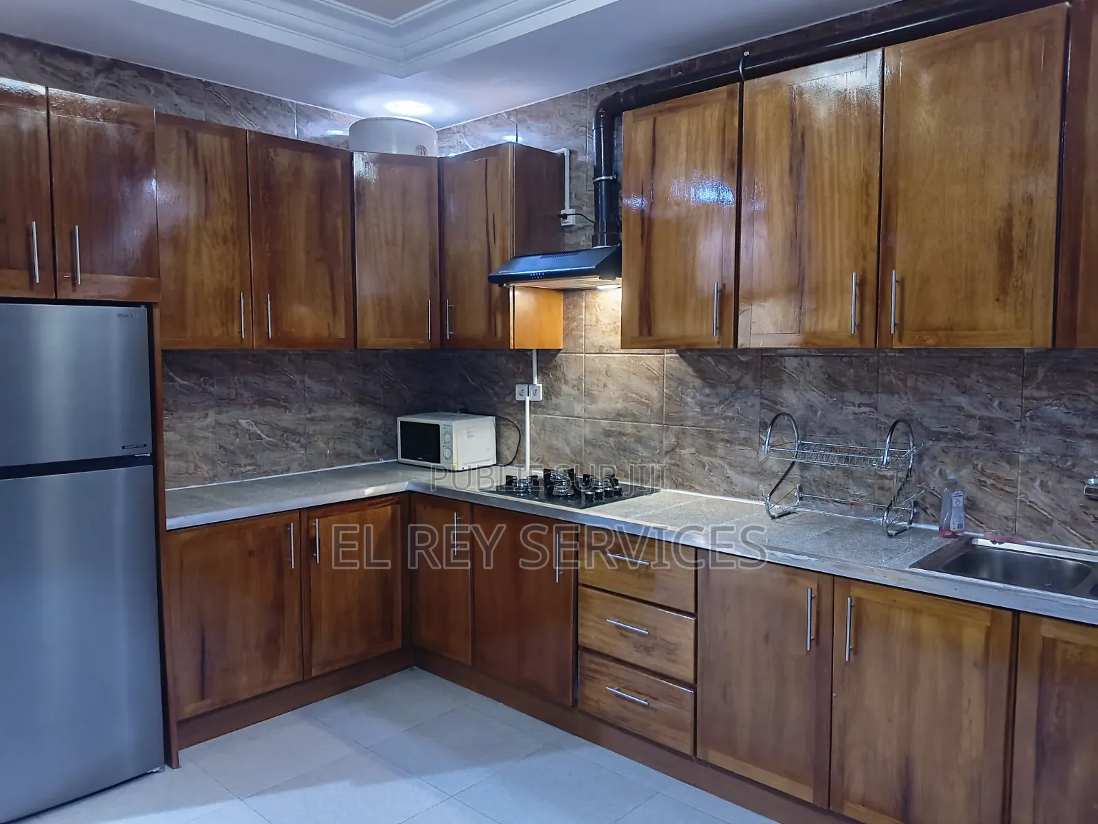 Meublé 3chbre Appartement dans El Rey Appartements, Ouenzé à Louer