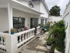 Meublé 3chbre Maison dans Mayamou Davy, Makélékélé à Vendre