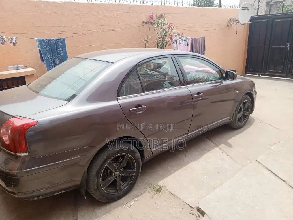 Toyota Avensis 2013 Gris