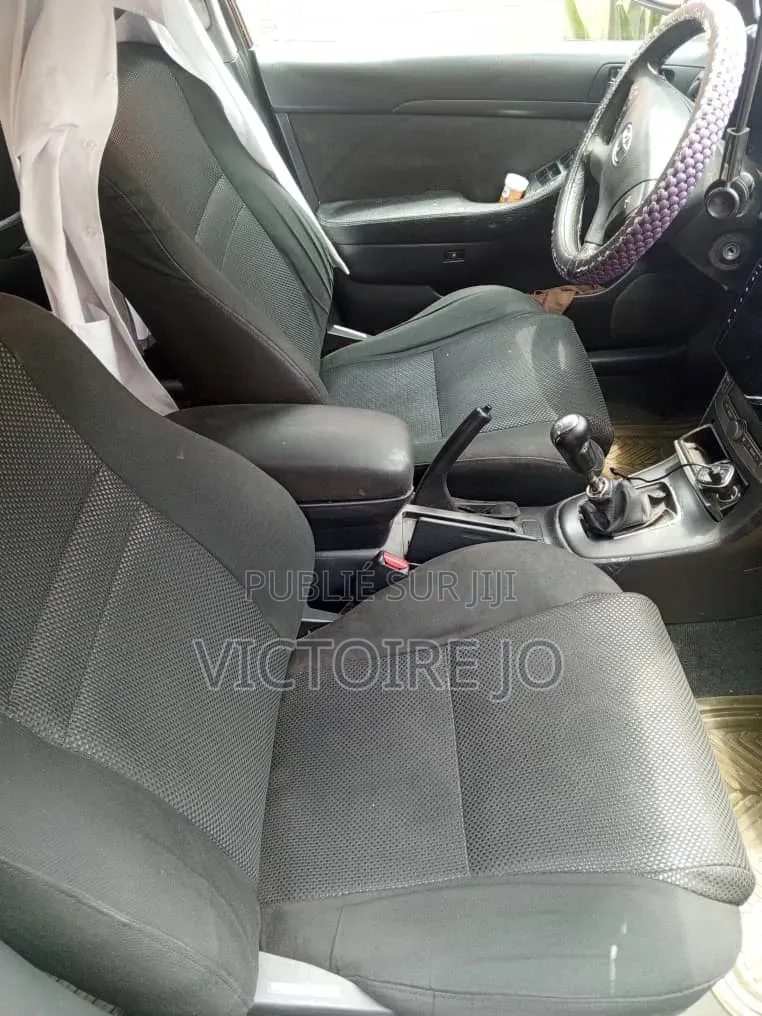 Toyota Avensis 2013 Gris