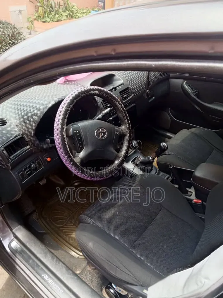 Toyota Avensis 2013 Gris