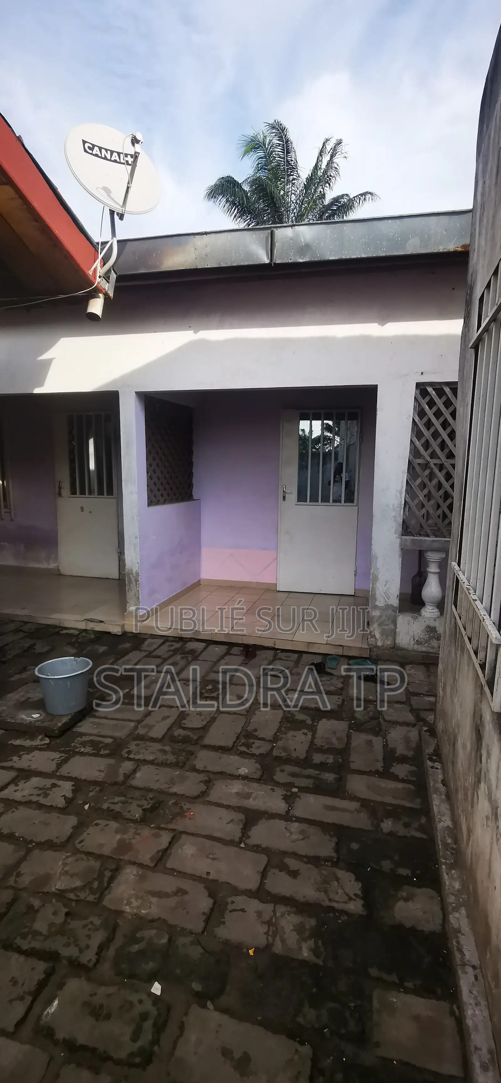 Studio dans Deux Bâtiments, Makélékélé à Vendre