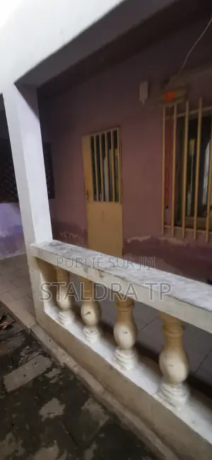 Studio dans Deux Bâtiments, Makélékélé à Vendre