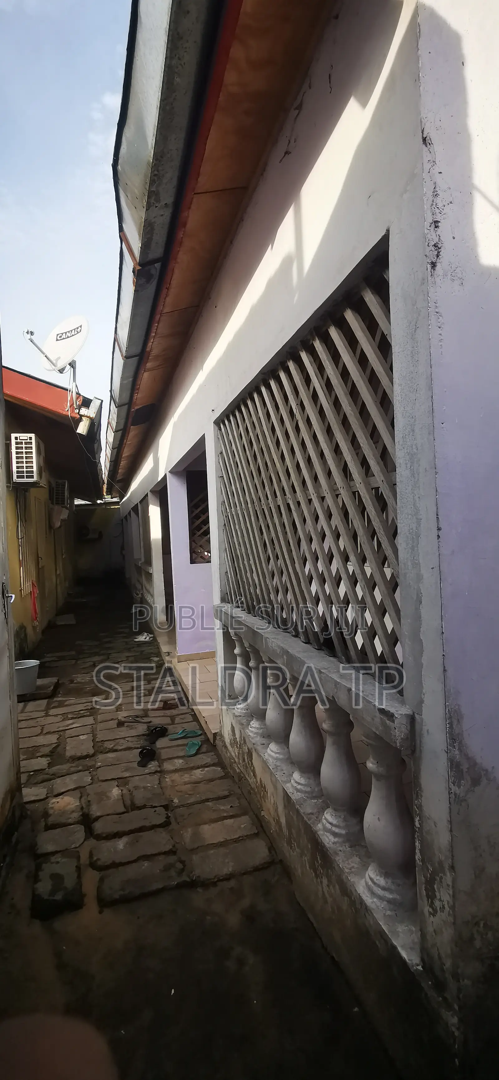 Studio dans Deux Bâtiments, Makélékélé à Vendre