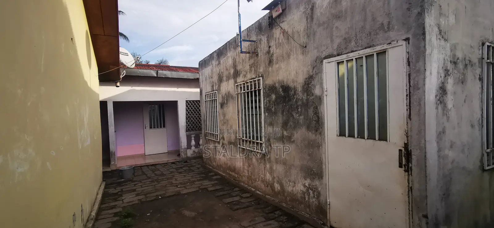 Studio dans Deux Bâtiments, Makélékélé à Vendre
