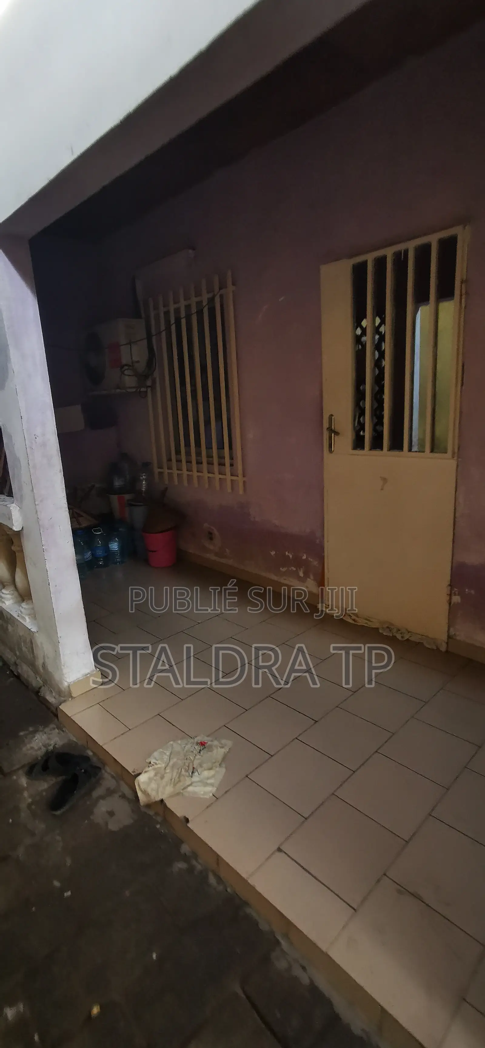 Studio dans Deux Bâtiments, Makélékélé à Vendre