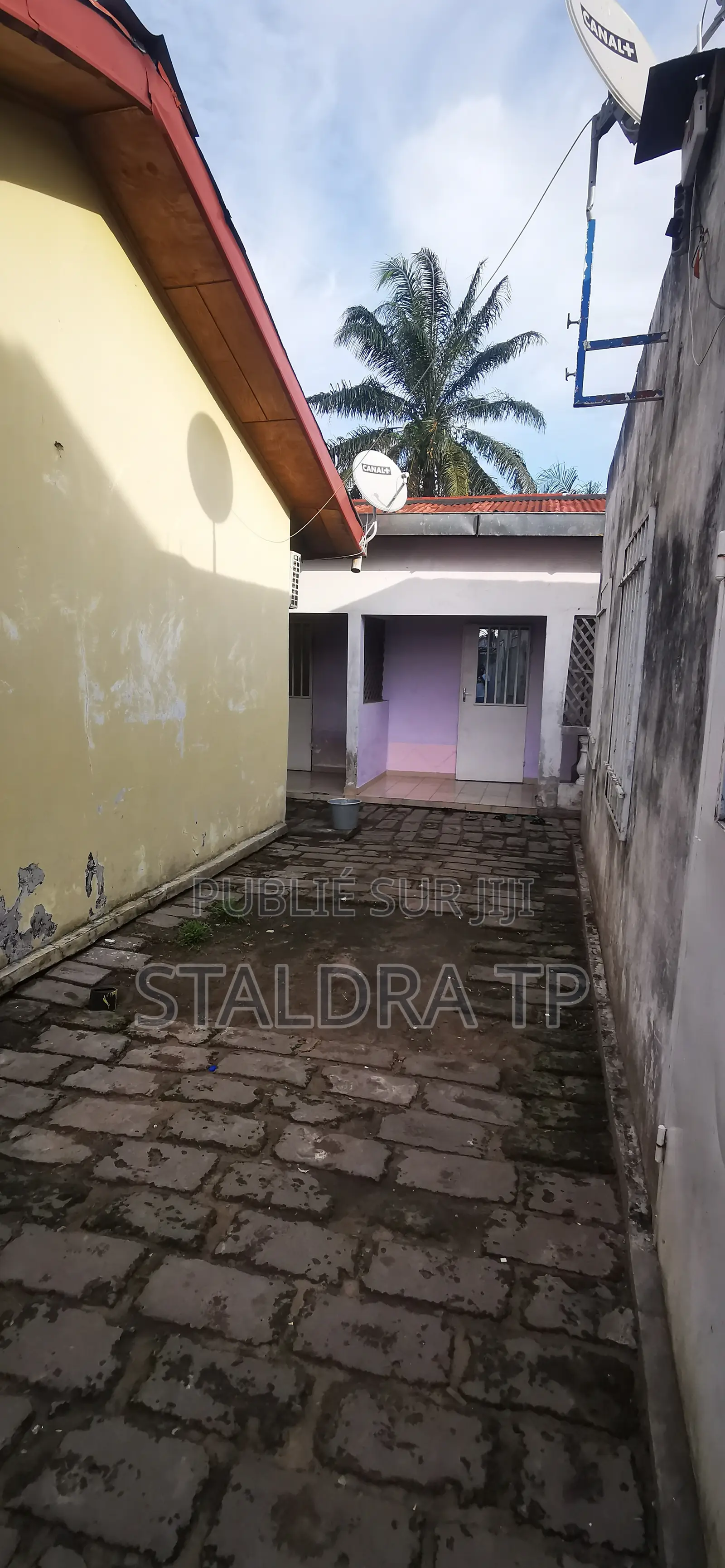 Studio dans Deux Bâtiments, Makélékélé à Vendre
