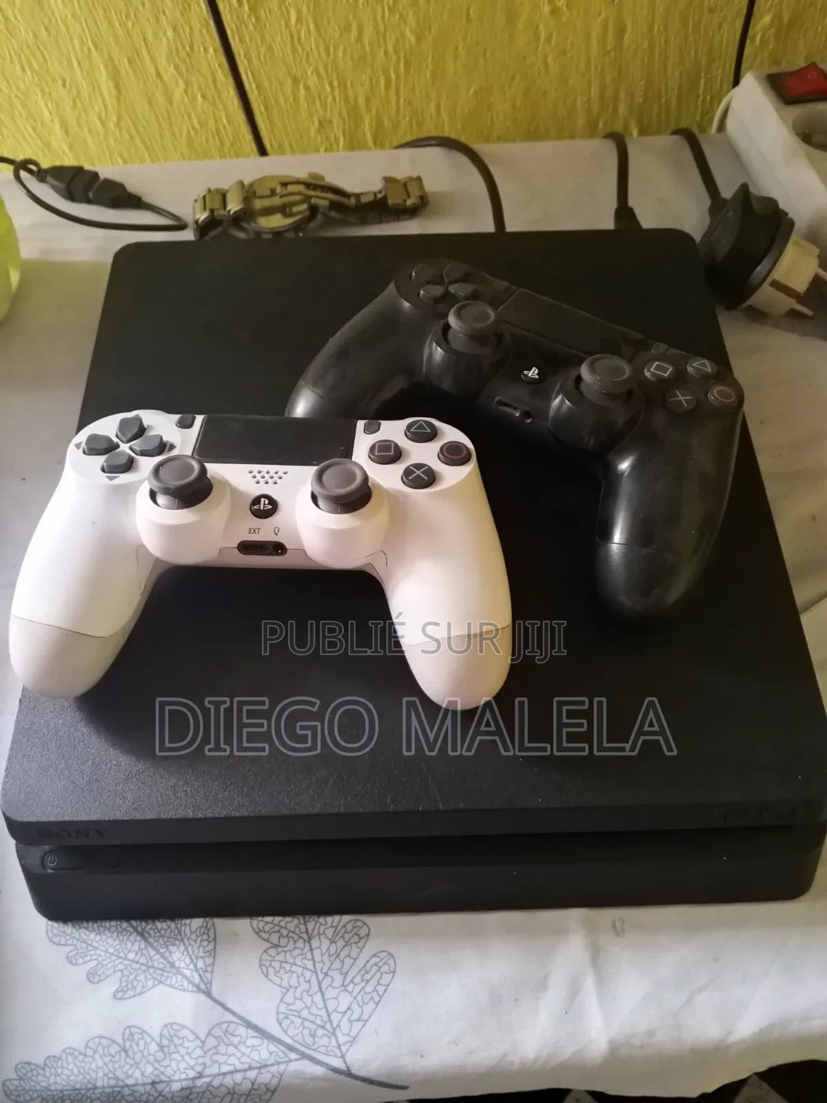 PS 4 Slim Craque Avec 5jeux Intérieur Et Deux Nettes