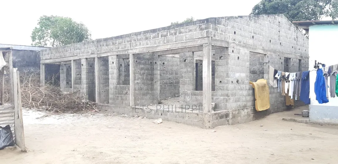 Terrain De 400m2 Avec Maison a Vendre À Proximité De Zéphyrin Ngoyo