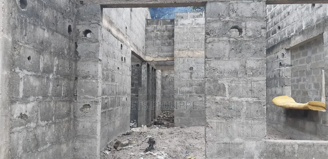 Terrain De 400m2 Avec Maison a Vendre À Proximité De Zéphyrin Ngoyo