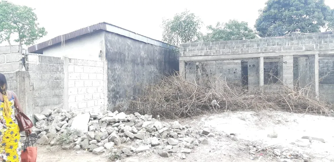 Terrain De 400m2 Avec Maison a Vendre À Proximité De Zéphyrin Ngoyo