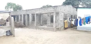 Terrain De 400m2 Avec Maison a Vendre À Proximité De Zéphyrin Ngoyo