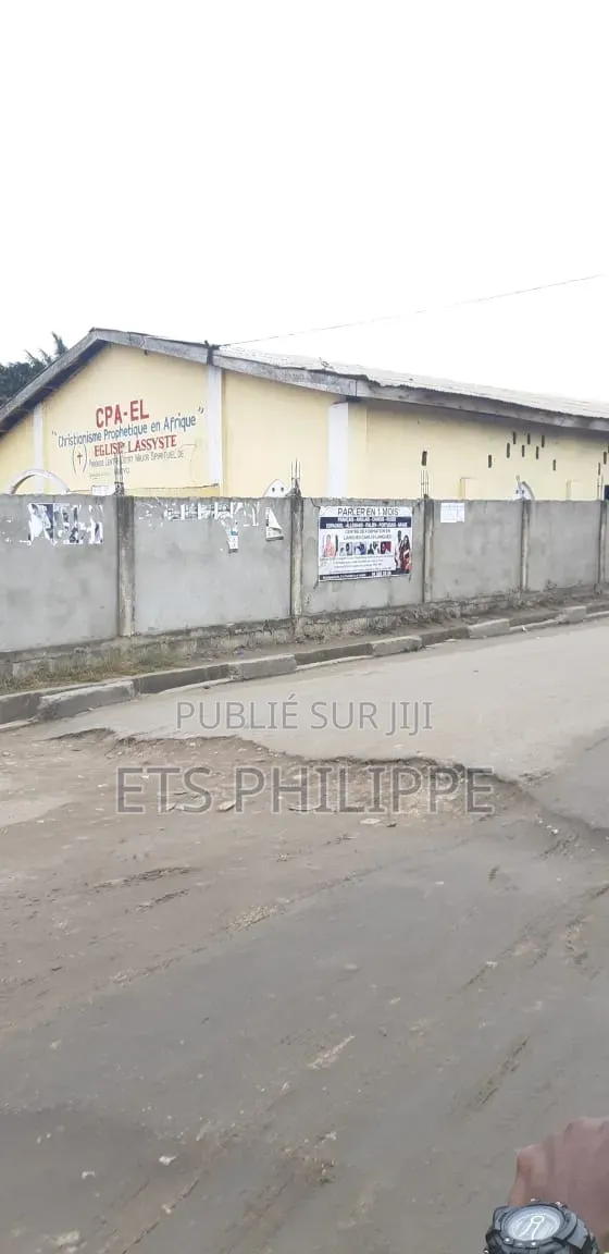 Terrain De 400m2 Avec Maison a Vendre À Proximité De Zéphyrin Ngoyo