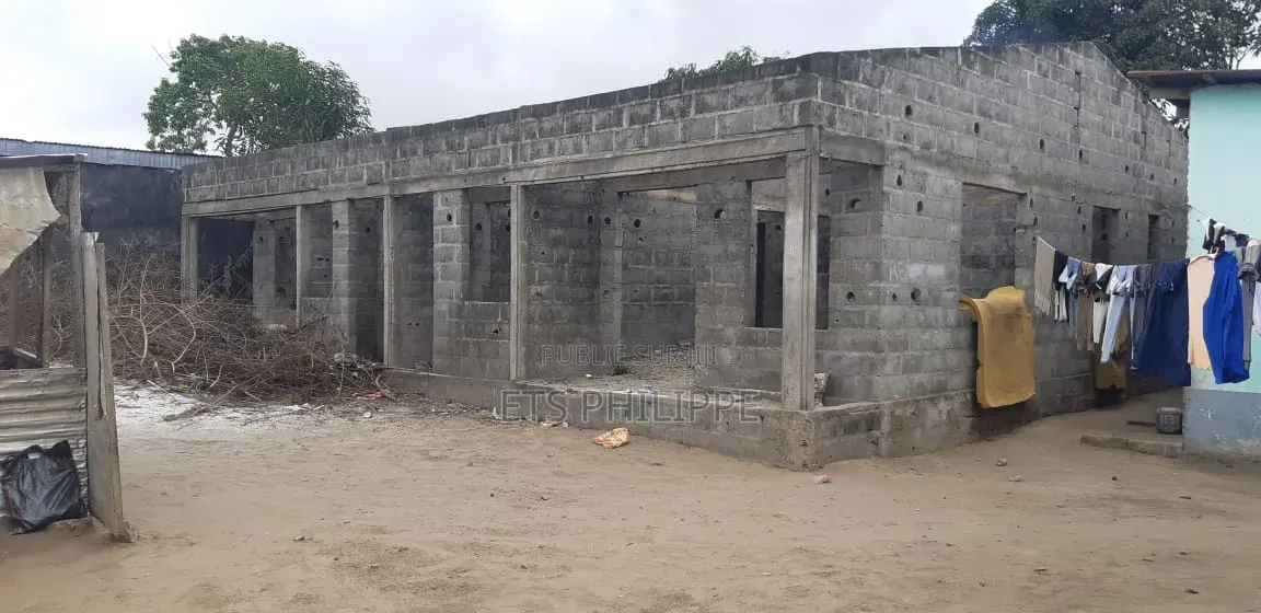 Terrain De 400m2 Avec Maison a Vendre À Proximité De Zéphyrin Ngoyo