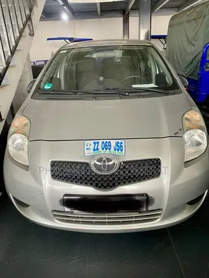 Toyota Yaris 1.5 2000 Gris