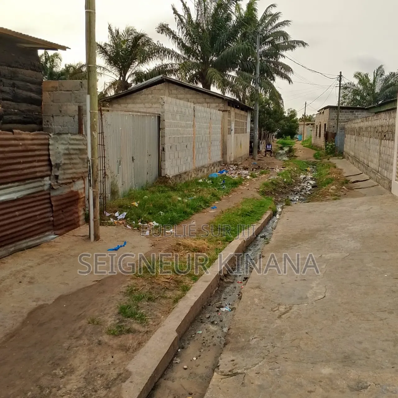 1chbre Maison dans Ngoyo à Vendre
