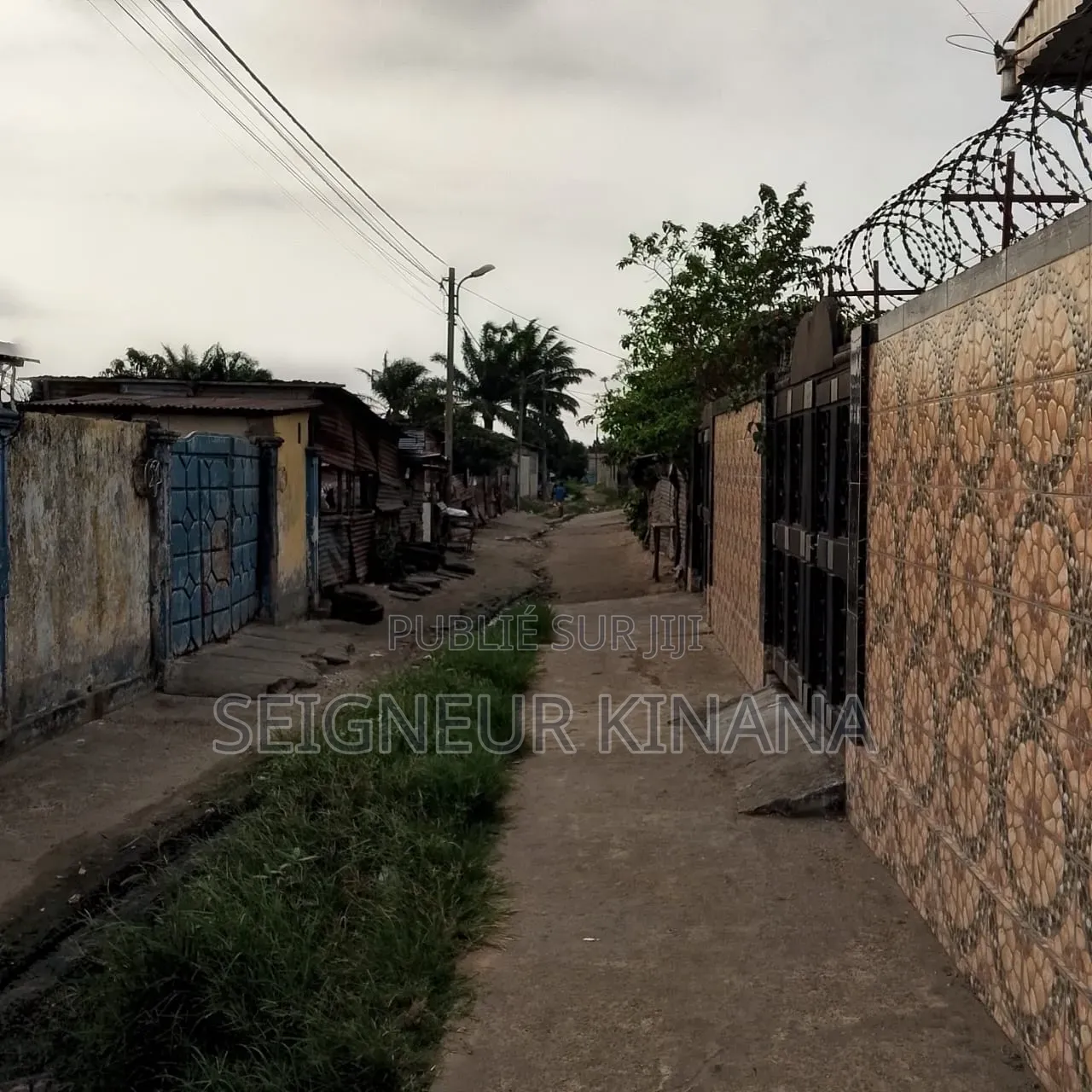 1chbre Maison dans Ngoyo à Vendre